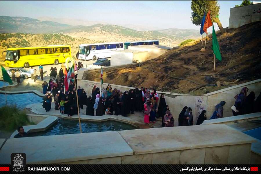 زائرین راهیان نور در یادمان شهدای غریب سیرانبند