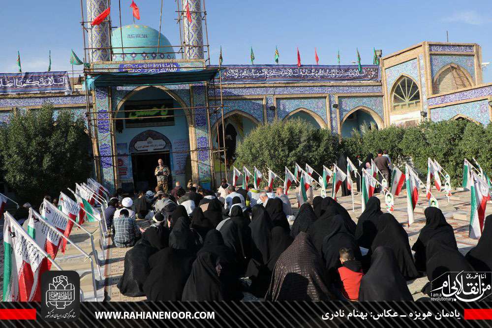 توزیع مجموعه ۲۰ جلدی "کتاب‌ هویزه" بین زائران راهیان نور یادمان هویزه