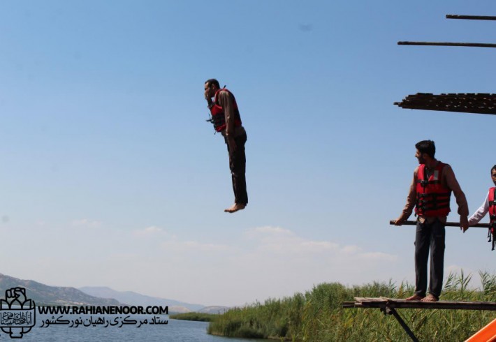 شنای خادمین یادمان های زریوار و والفجر ۴ در دریاچه مریوان <img src="/images/picture_icon.gif" width="16" height="13" border="0" align="top"> شنای خادمین یادمان های زریوار و والفجر ۴ در دریاچه مریوان <img src="/images/picture_icon.gif" width="16" height="13" border="0" align="top">