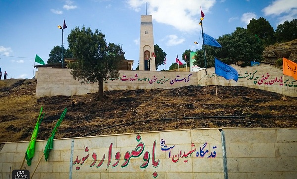 امسال در یادمان شهدای سیرانبند، دانشآموزان لباس خادم شهدا را به تن کردهاند امسال در یادمان شهدای سیرانبند، دانشآموزان لباس خادم شهدا را به تن کردهاند