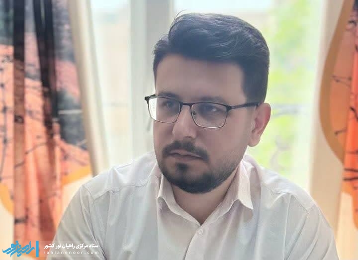 توسعه گردشگری فرهنگی و مذهبی با محوریت راهیان نور

راهیان نور به عنوان یک برنامه فرهنگی و مذهبی برجسته در ایران، می‌تواند نقش مهمی در توسعه گردشگری فرهنگی و مذهبی ایفا کند. این برنامه شامل بازدید از مناطق جنگی دوران دفاع مقدس است و با توجه به اهمیت تاریخی و فرهنگی این مناطق، توسعه گردشگری فرهنگی و مذهبی با محوریت راهیان نور می‌تواند به حفظ و ترویج ارزش‌های فرهنگی و مذهبی کمک شایانی کند. همچنین، این توسعه می‌تواند به بهبود اقتصادی و اجتماعی مناطق جنگی و افزایش آگاهی و همبستگی ملی کمک کند. در این یادداشت، به بررسی جامع توسعه گردشگری فرهنگی و مذهبی با محوریت راهیان نور پرداخته می‌شود.