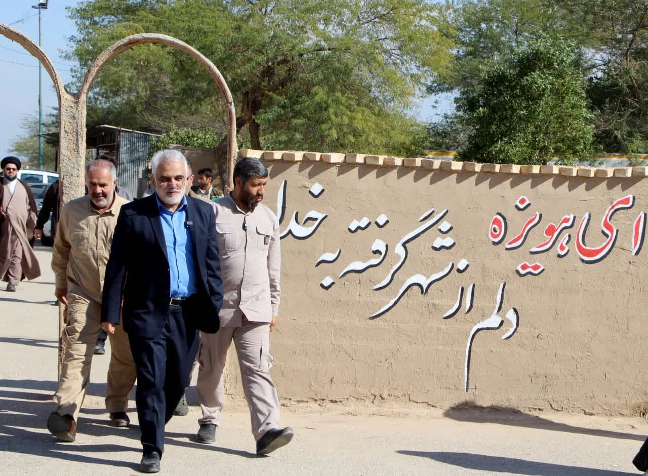 بازدید رئیس دانشگاه آزاد اسلامی از یادمان هویزه