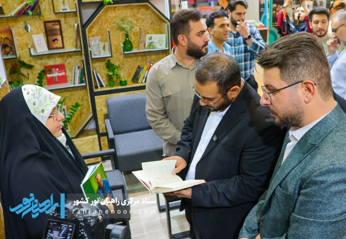 بازدید دبیر ستاد مرکزی راهیان نور از نمایشگاه کتاب تهران